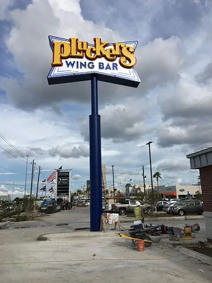 PLUCKERS WING BAR